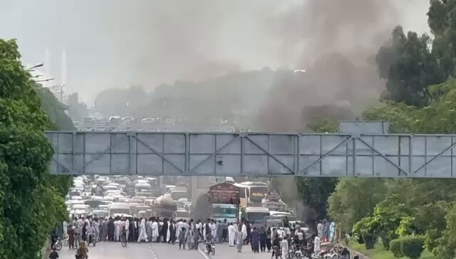 سپریم کورٹ کا فیصلہ پاکستان مسلم لیگ ن کے کارکنان سراپا احتجاج، کارکنان نے ایکسپریس ہائی وے بلاک کر دی کارکنان نے سوہان کے قریب روڈ پر ٹائر جلا کر لگا دی کارکنان کی جانب سے سپریم کورٹ فیصلے کے خلاف نعرے