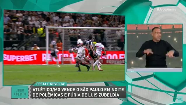 Que gravidade é essa que a bola bate na barriga e desce? Foi mão clara no gol do Atlético
