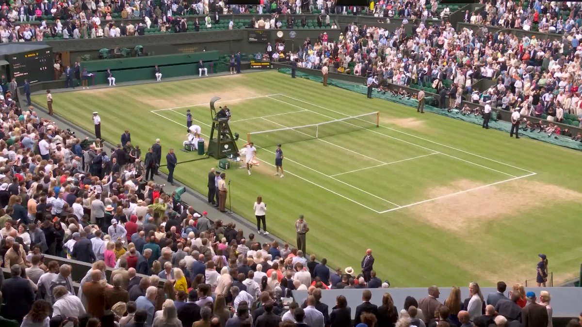 A well-earned standing ovation for Lorenzo Musetti 🇮🇹 Thanks for all the memories across a memorable Championships run 🫶 #Wimbledon