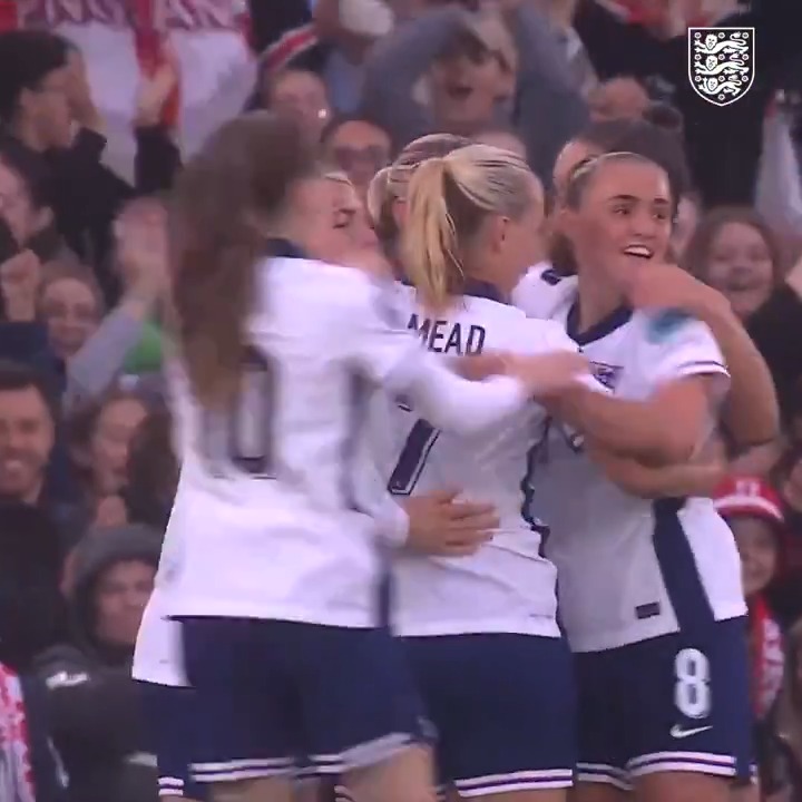 The charge forward, the link-up, the finish! Beautiful football, #Lionesses. 😍