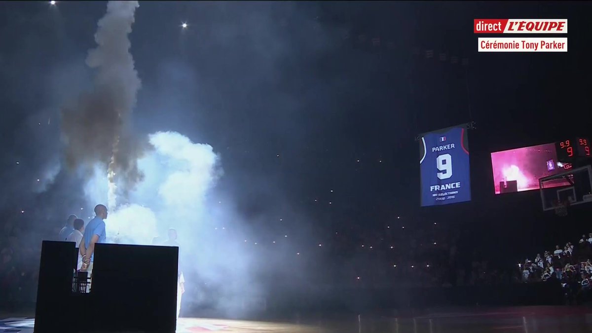 Le numéro 9 de Tony Parker en Équipe de France qui monte au plafond.