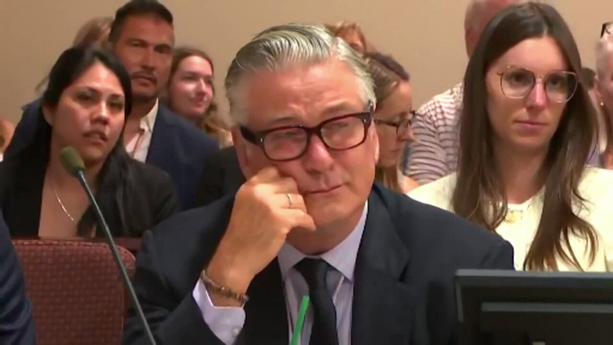 🚨BREAKING: Alec Baldwin's manslaughter case has been DISMISSED. The case was for involuntary manslaughter after a fatal shooting on set where he allegedly discharged a gun, killing cinematographer Halyna Hutchins.