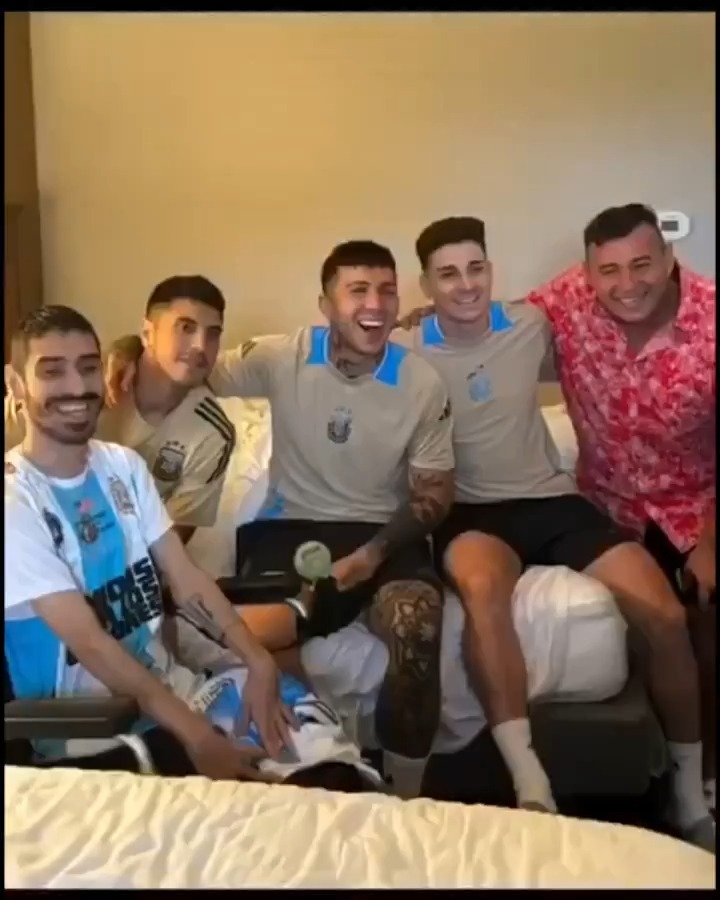 Julián, Pala, Enzo y Juancito, identidad riverplatense que se lleva a cualquier parte del mundo ❤️🐔