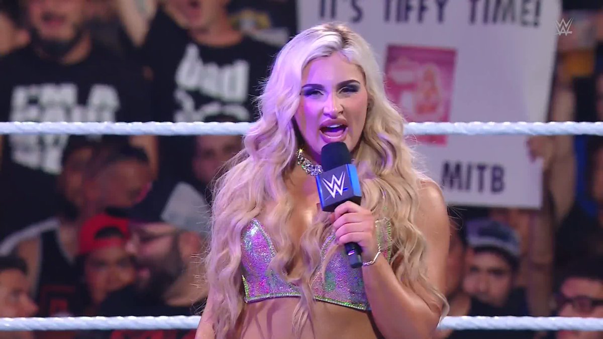 No one’s safe! Hold those titles close, LIV Morgan, roxanne, and @Bayley 👀 #SmackDown