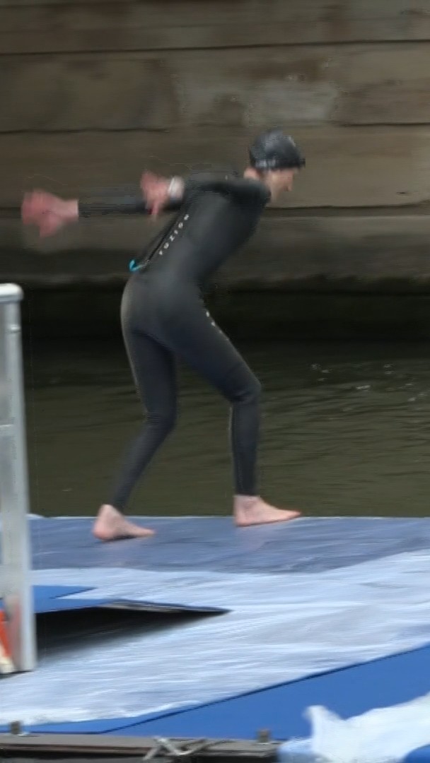 Amélie Oudéa-Castera plonge dans la Seine, à 13 jours des Jeux olympiques