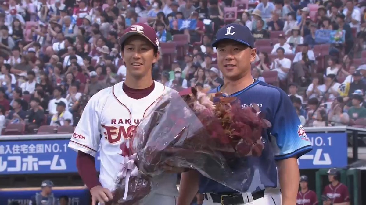 東北楽天 #岸孝之 投手が日本プロ野球史上48人目となる通算2500投球回達成㊗️🎉 #炭谷銀仁朗 選手から花束を受け取りました✨ 改めましておめでとうございます👏 #RakutenEagles 👇ライブ配信はこちら
