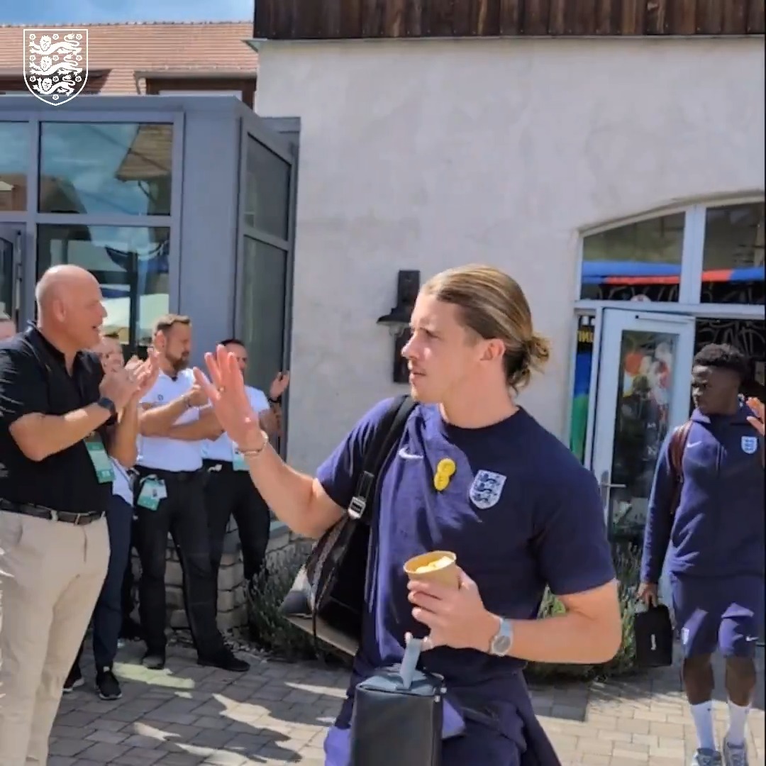 A brilliant send-off for our #ThreeLions leaving basecamp! 💪