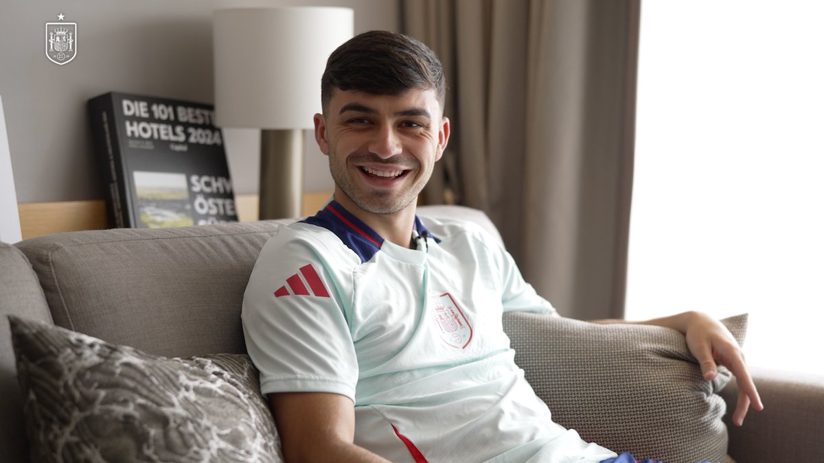 📹 𝗜𝗡𝗦𝗜𝗗𝗘 | ¡¡Que me hagan campeón de Europa 😁!! Convivimos con Pedri González y vemos cómo es su día a día en la concentración de la Selección Española Masculina de Fútbol tras su lesión. 🗣️ "Esta familia merece ganar la final, me han apoyado mucho". ℹ️ #VamosEspaña | #EURO2024
