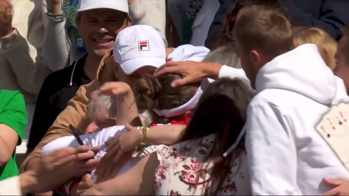 Trophy secured 🏆🤝 Time for Barbora Krejcikova to celebrate with her family! 🥳 #Wimbledon