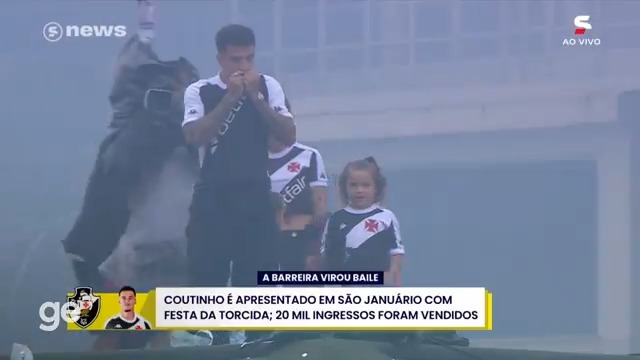 A Barreira VIROU baile completo! Em sua apresentação à torcida, Coutinho veste a camisa 11, recebida de um drone, e leva os vascaínos à loucura em São Januário