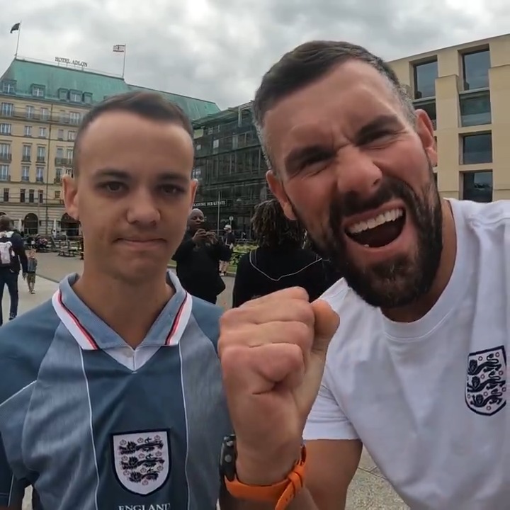📍 The final stop: Berlin. Former #ThreeLions goalkeeper Ben Foster meets England supporters for one last time as excitement builds! 🤩🤳