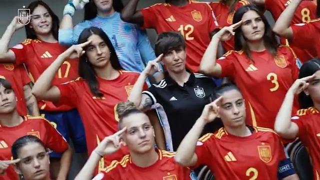📸👥😁 ¡Hoy tocaba 𝗳𝗼𝘁𝗼 𝗱𝗲 𝗲𝗾𝘂𝗶𝗽𝗼 𝗼𝗳𝗶𝗰𝗶𝗮𝗹 en la @SefutbolFem sub-19 antes de comenzar el 𝐄𝐮𝐫𝐨𝐩𝐞𝐨! 🔗 #U19WEURO