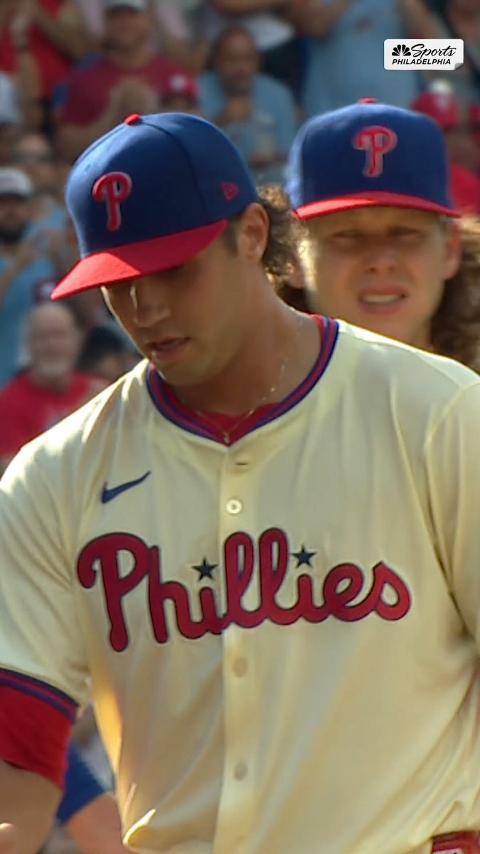 Tyler Phillips gets a standing ovation after exiting his first major league start for his hometown Phillies 🥰
