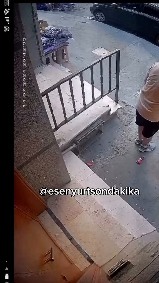 Esenyurt'ta bir şahıs, cadde ortasında ayakta sıçtı.