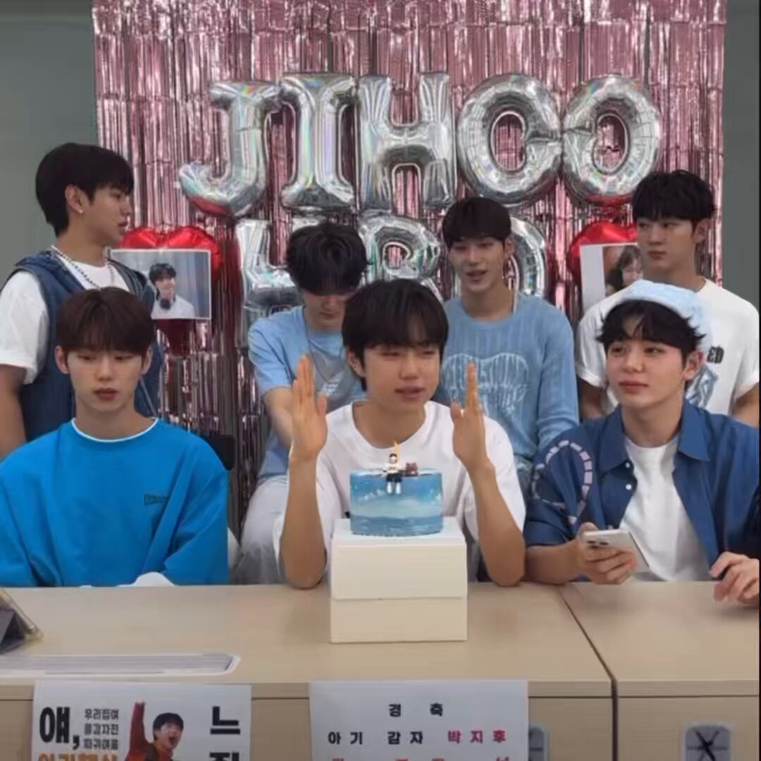 이븐 개그그룹인가 ㅅㅂ 슬레이트 치고 뚜벅뚜벅 이동하더니 지후 생일 라방에서 300일 기념 라방으로 주제 변경