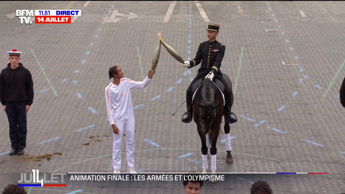 🇫🇷 | AHORA: La llama olímpica llega a París hoy también día de la independencia del país.
