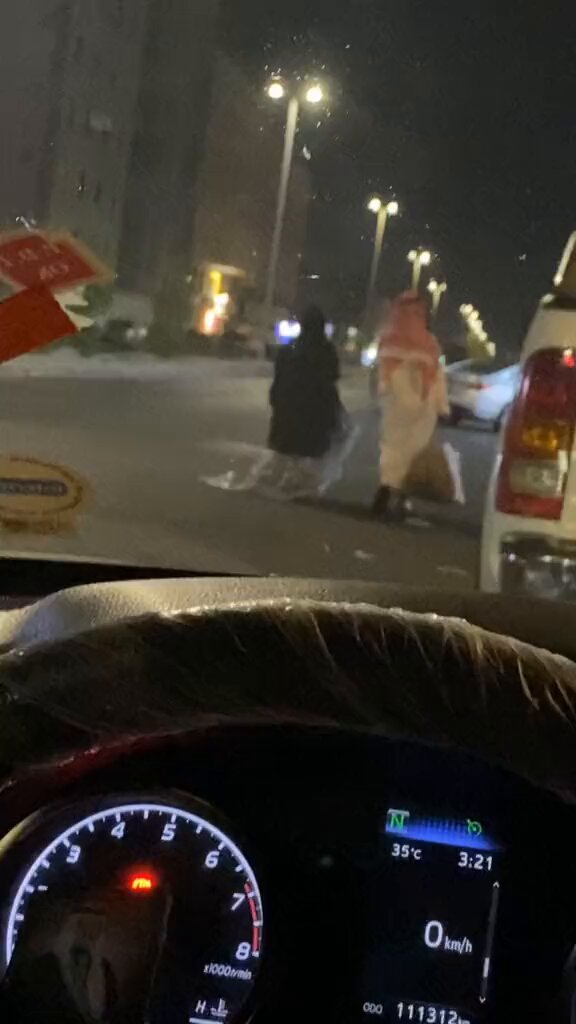 يع تخيلت الحياة طوله 165 قبيح وسيارته هونداي ويسكني فوق شقه عند أهله وكل ماطلبت منه شي قال علي قرض الزوااج ونص اليوم عند اهلي والليل ارجع الشقة وعلى هالحال وش بؤس الحياة ذي ؟؟