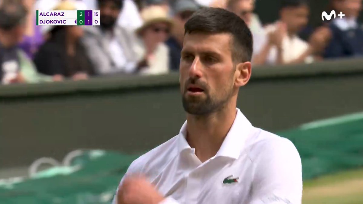 El golpe parece difícil. ¡Pero es que en la repetición se ve imposible! Carlos Alcaraz está intratable. #LaPistaDelTenis #Wimbledon