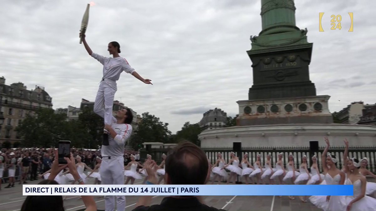 🔥 #Paris2024 | La superbe démonstration du ballet de l'Opéra de Paris sur la Place de la Bastille à l'occasion du relais de la #FlammeOlympique ! 📺 Suivez le direct sur notre chaine :