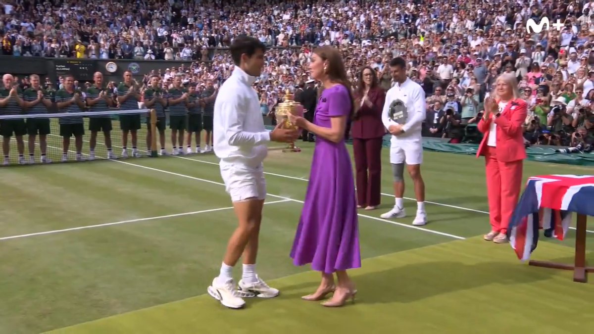 Reverencia, sonrisa y tรญtulo al cielo en #Wimbledon. #LaPistaDelTenis