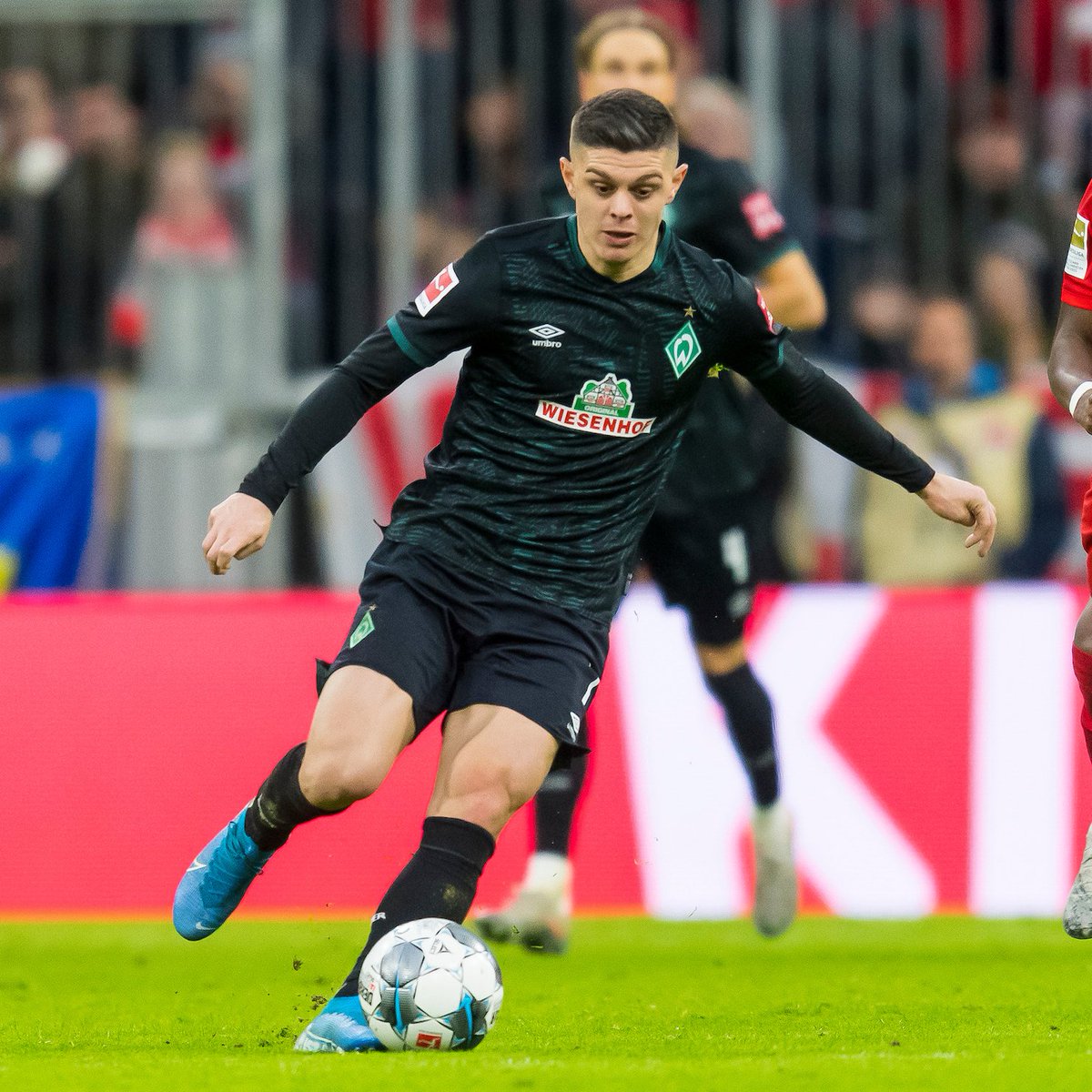 İngilizler halen kendi aralarında "Rashica sonrası orayı dolduramadık" diye konuşuyor. Almanlar hala unutamamış doğum gününü kutluyor. Galatasaray'lı, işten anlayan adamlar da aynı şeyleri konuşuyor. Bizimkiler de Rashica'yı organize şekilde gömüyor.