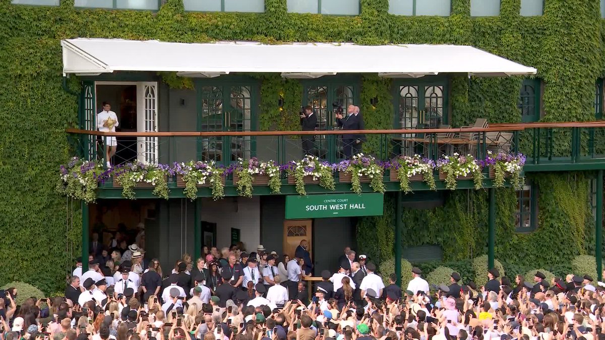 Carlos Alcaraz gives the thousands of fans at #Wimbledon a glimpse of the Gentlemen's Singles Trophy 🏆