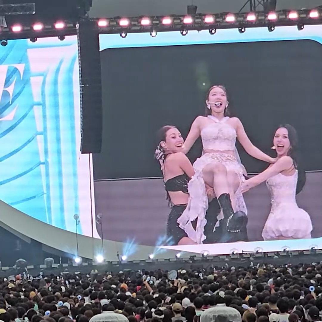 NAYEON JEONGYEON JIHYO CHAEYOUNG DANCING TO ABCD AND LIFTING NAYEON FOR THE DANCE BREAK