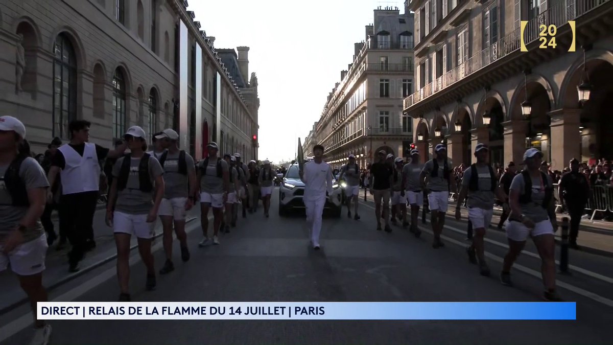 🔥 #Paris2024 | Jin, superstar de la K-pop chanteur du groupe BTS, a l'honneur de porter la #FlammeOlympique ce dimanche soir ! 📺 Suivez le direct sur notre chaine :