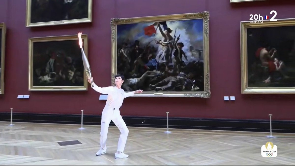 🔴DIRECT - Marie-Claude Pietragalla fait danser la flamme olympique au sein même du Louvre, devant "La Liberté guidant le peuple" d'Eugène Delacroix. #franceinfo #canal27