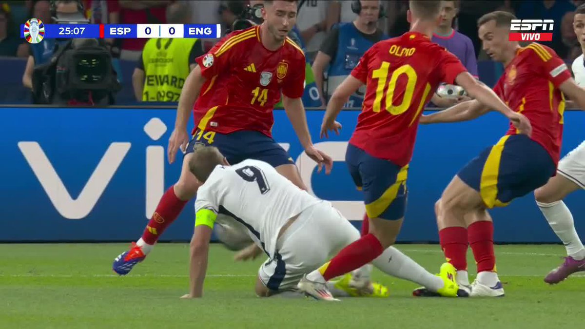 "Partido de mierda" Por la final que están jugando España e Inglaterra en la definición de la Eurocopa. Un dolor de ojos el primer tiempo, nos vendieron que era la mejor final y está siendo un bodrio, no patearon al arco los cagones hijos de re mil puta.