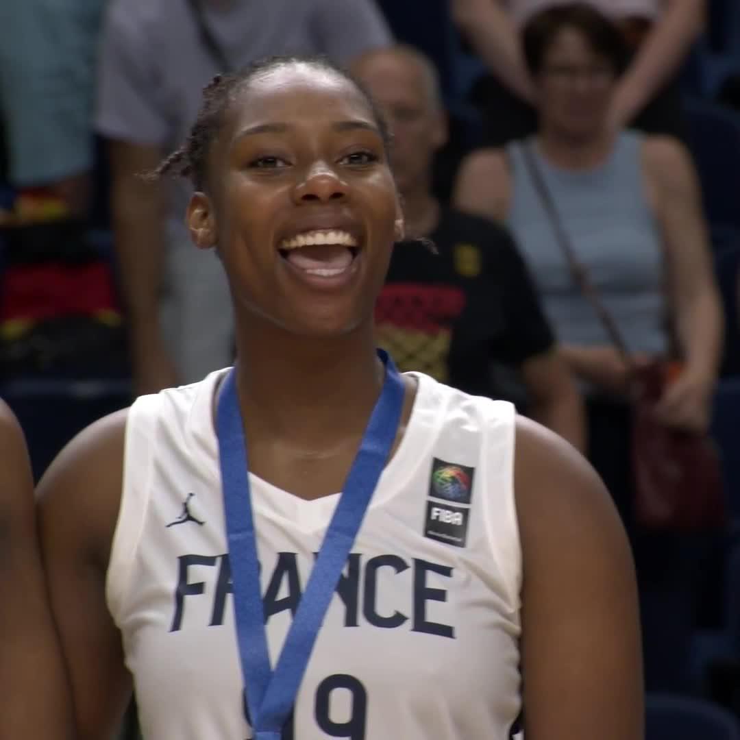 Oh bordel 🥹🥹🥹 la fierté des U20 en chantant la Marseillaise, c’est beau ❤️