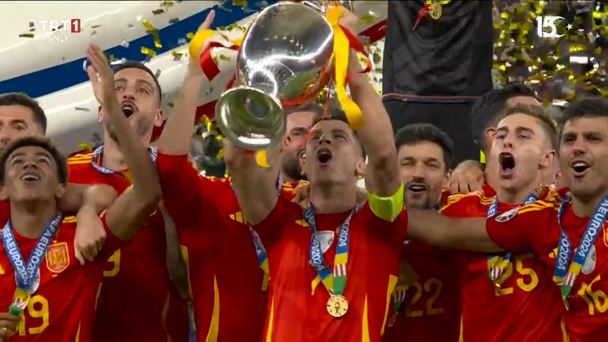 VE KUPA ŞAMPİYONUN ELLERİNDE! 🇪🇸🏆 #EURO2024