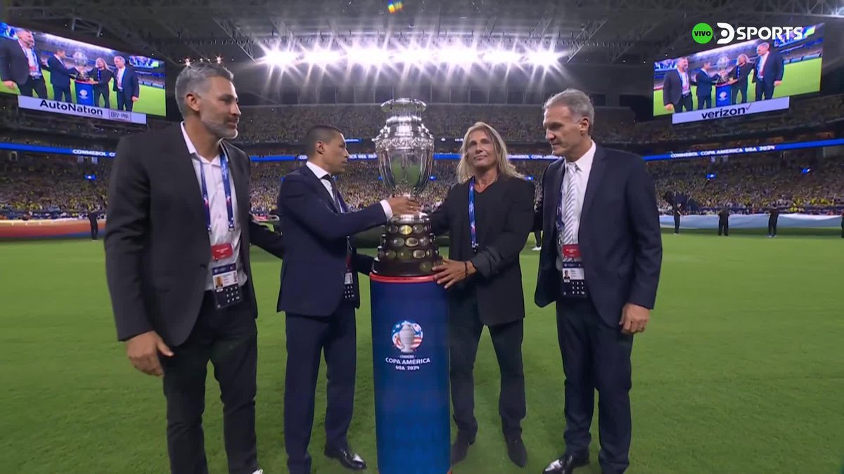 Oscar Ruggeri 🇦🇷, Claudio Caniggia 🇦🇷, Mario Yepes 🇨🇴 e Iván Córdoba 🇨🇴 fueron los encargados de ingresar al campo de juego con el trofeo de la #CopaAmerica 🏆.