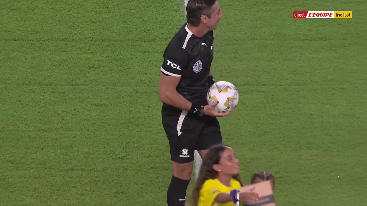 Les filles d’Angel Di Maria ont apporté le ballon du match. 🥰 L’Argentin joue son dernier match en sélection ! 🇦🇷👋