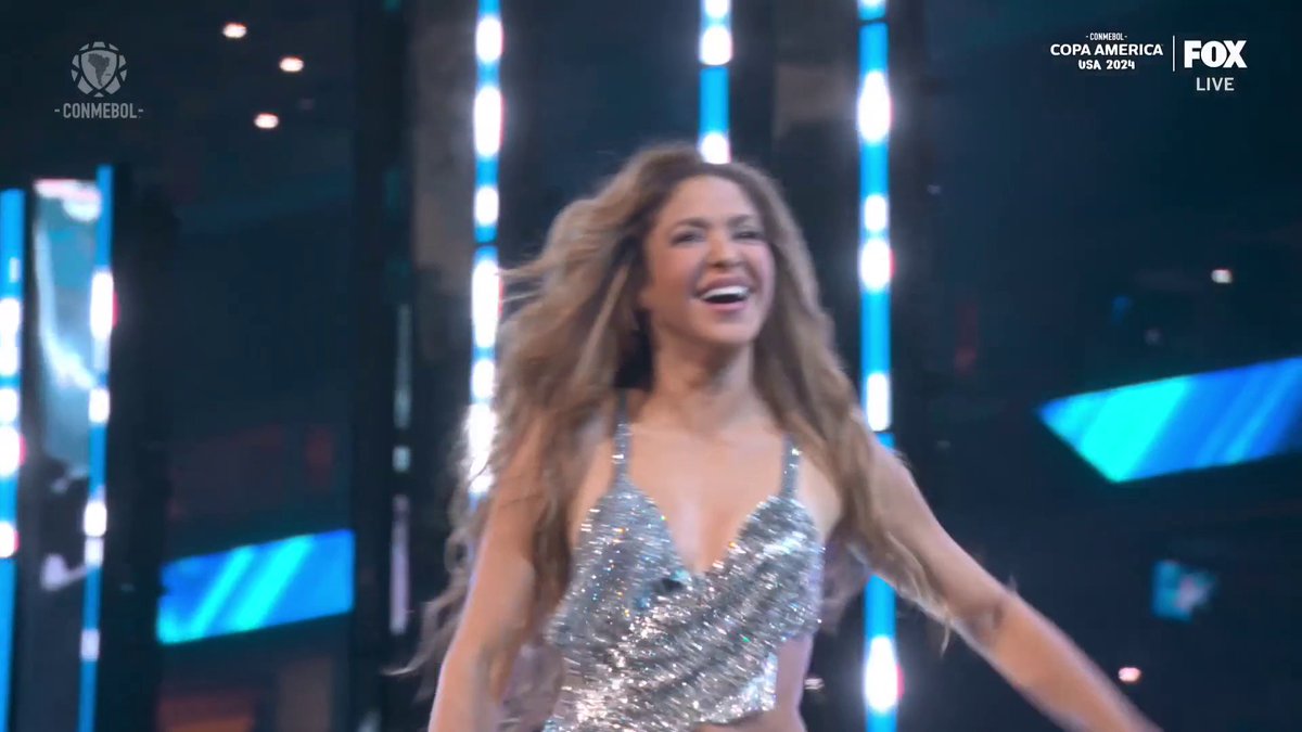 Minutos antes de que Shakira saliera al escenario internaron a su padre y se encuentra debatiendo entre la vida y la muerte, que nadie insulte a esta mujer que ya probó mil veces ser la mejor performer que ha dado latinoamerica y aún así hoy lo dio todo