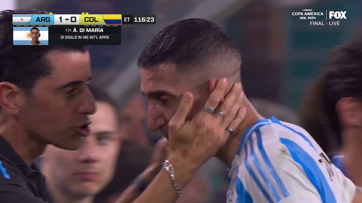 What a moment 🩵 An emotional Ángel Di María comes off the pitch for the last time for Argentina 🇦🇷🙏