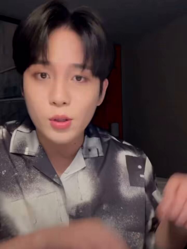 jongho’s reaction after being told that hes holding the flute in the wrong way so he was like so thats why it was hard to hold it 😭😭😭