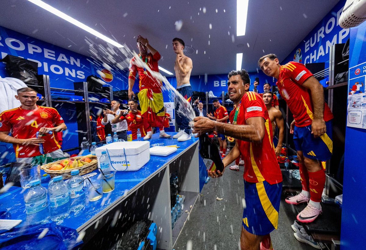 🤪 ¡¡𝗬 𝗡𝗢𝗦 𝗩𝗢𝗟𝗩𝗜𝗠𝗢𝗦 𝗟𝗢𝗖𝗢𝗦!! Nos colamos en el vestuario la Selección Española Masculina de Fútbol después de ganar la cuarta Eurocopa en Berlín. 🥳 ¡¡Música, baile y 𝗙𝗜𝗘𝗘𝗘𝗘𝗦𝗧𝗔𝗔𝗔𝗔𝗔!! #VamosEspaña | #C4MPEONES