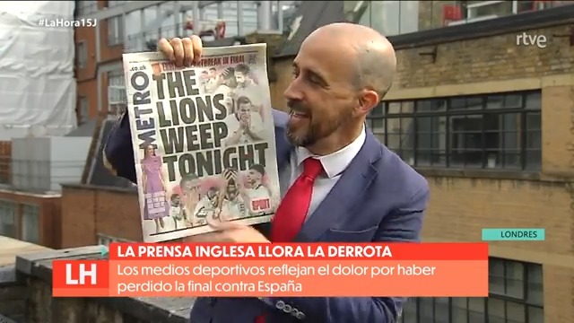 La prensa británica llora la derrota de Inglaterra frente a España en la #Euro2024. ¡Qué grande Diego Arizpeleta 'cantando' las portadas! #LaHora15J ▶
