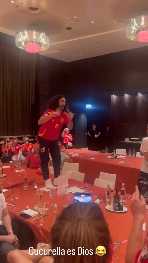 "HAALAND TIEMBLA, QUE VIENE CUCURELLA", en los festejos de España campeón de la #Euro2024, Cucu cantó su canción más viral 😂👏