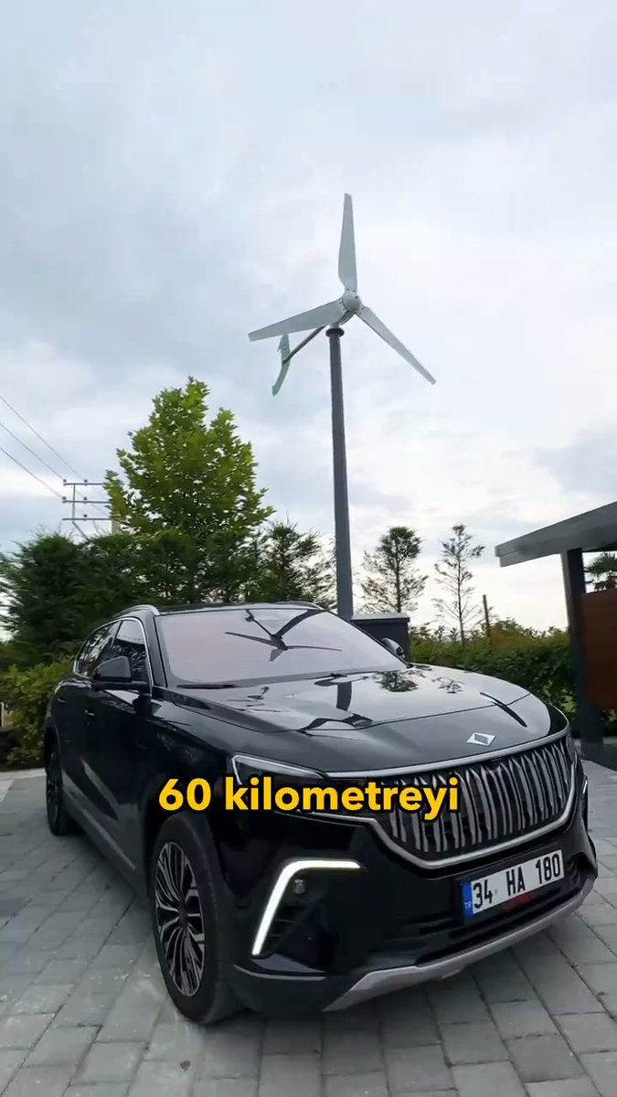 Hakkı Alkan, Eve kurduğu rüzgar türbini sayesinde 2 saat şarj ettiği TOGG ile 60 km yolu bedava gidebiliyor.