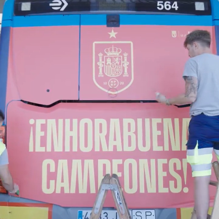❤️💛❤️Para ti, que has apoyado a nuestra @sefutbol hasta el final, hemos vinilado un bus muy especial que está circulando YA por #Madrid. 🚌🏆El bus de los campeones, con el nombre de los jugadores en su interior🇪🇸 ¡Búscalo en la línea 34!🔎 #EURO2024 #C4MPEONES
