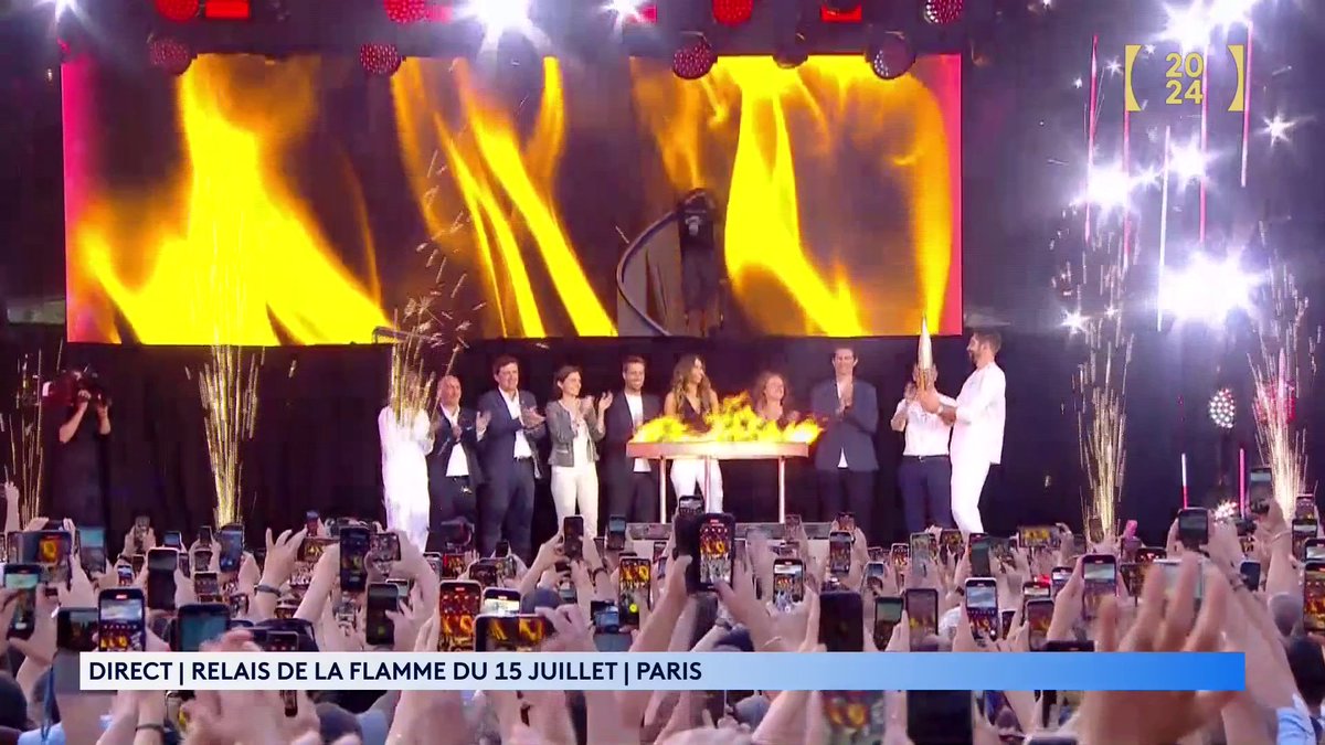 🔥 #Paris2024 | Nikola Karabatic, triple champion olympique de handball avec l'équipe de France et légende absolue du sport tricolore, allume le chaudron place de la République ! 📺 Suivez le direct sur notre chaine :
