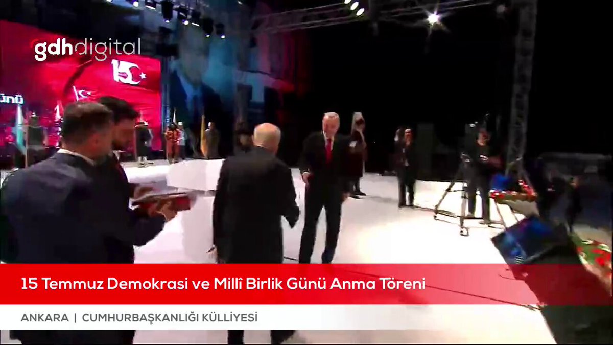 Devlet Bahçeli, Cumhurbaşkanı Erdoğan'a Kur'an-ı Kerim hediye etti...