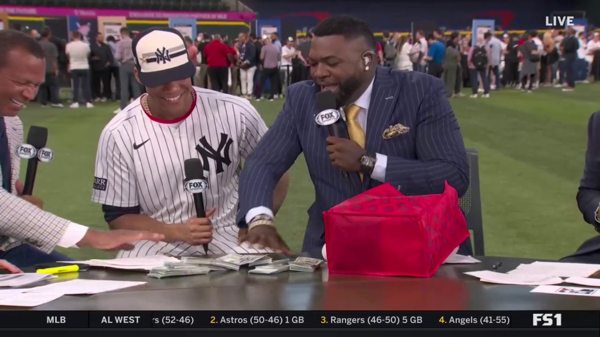 "You look good in the pinstripes – I hate to say that, but I'm not gonna be hated... The man is getting PAID." David Ortiz has a loan for Juan José Soto Pacheco to get another apartment in New York 💵👀