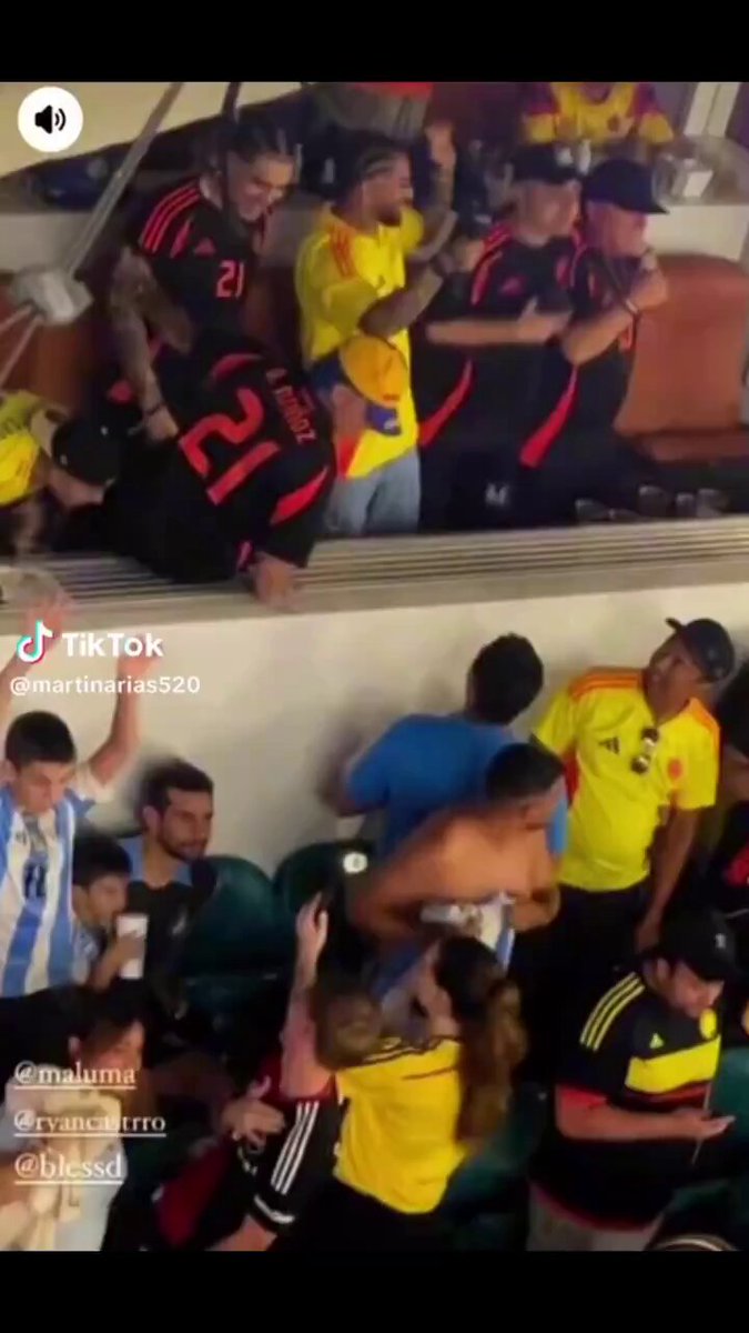 🇺🇸 | ATENCIÓN Uno de los acompañantes del cantante colombiano “Maluma” fue grabado tratando de arrebatarle la camiseta a un fanático de Argentina, durante la final de la Copa América.