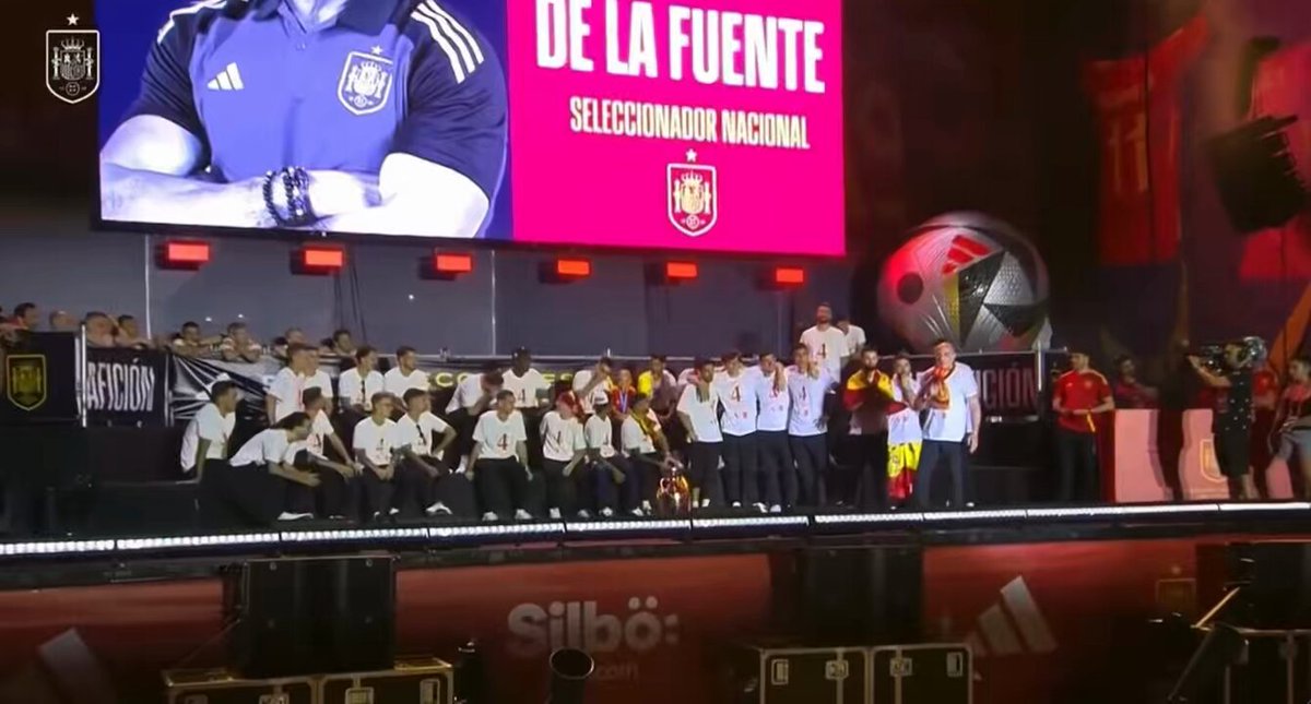 Ni una coma le quito a esto de Luis de la Fuente sobre los jóvenes, la importancia de los valores y España. Aunque el micrófono se haya cortado, se ha entendido perfectamente.