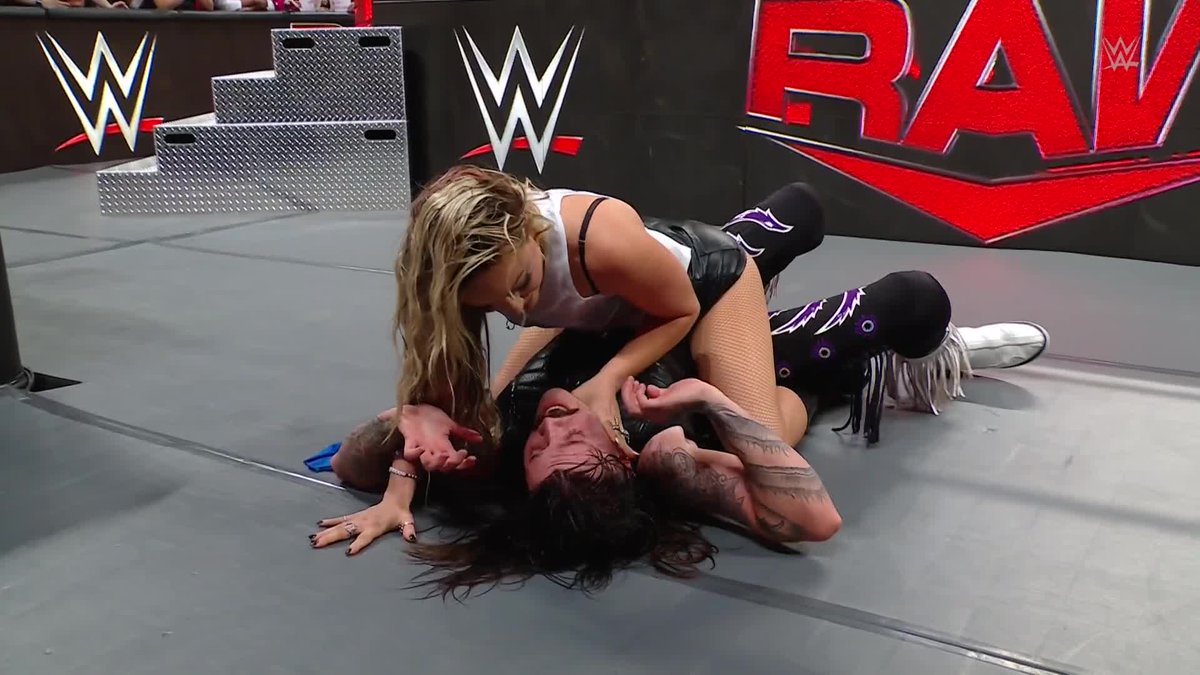LIV wants DOM 😳 JEY wants MAMI 🤙 #WWERaw
