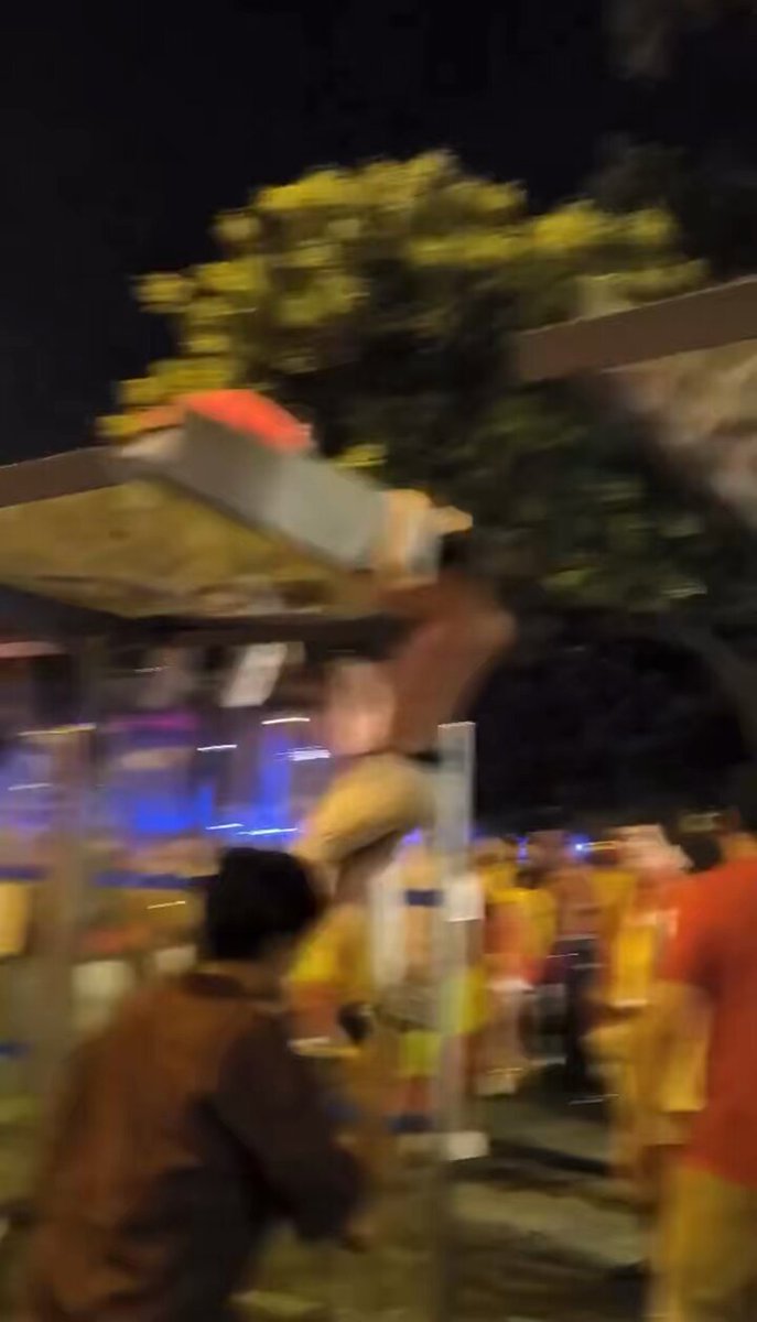 Hoy ningún periódico publicará el número de toneladas de basura que dejó ayer la celebración de la Eurocopa. ¿Cuánto mobiliario urbano fue destrozado durante el Orgullo? ¿Cuántas veces tuvieron que intervenir los antidisturbios? Y aún así, me niego a llamar a esto “Orgullo hetero”. Porque hay muchas personas LGTBI a las que nos gusta el fútbol. Y porque estos gañanes no representan a la inmensa mayoría de personas que se echaron cívicamente a la calle. Pero no hay mayor manera de detectar homófobos que este tipo de celebraciones y la doble vara de medir.