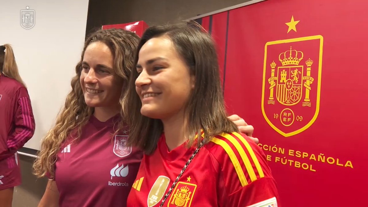 🫶🏼 Un reencuentro muy especial... ⚽ El fútbol vuelve a juntar a Sandra y Teresa Abelleira. 🤩 "Poder ver a Teresa Abelleira en Riazor va a ser un orgullo para mí" #WEURO2025 | #JugarLucharYGanar